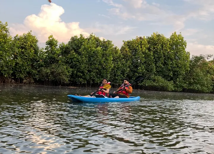 Kayaking Near Kadamakkudy, Kochi: A Peaceful Way to Explore Kerala’s Backwaters!